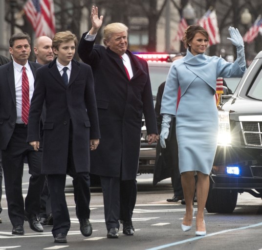 Melania Trump krijgt standbeeld in geboortestad: ‘Een vogelverschrikker’