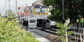 Twee mensen kritiek nadat hun wagen gegrepen werd door trein