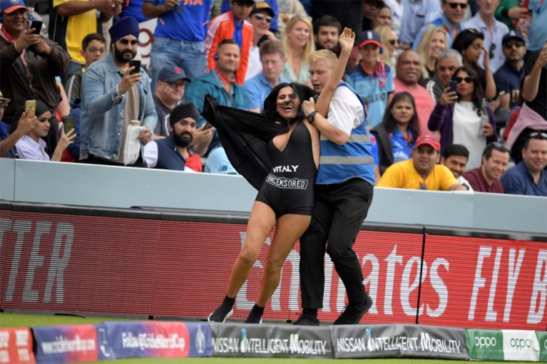 Engeland in extase na eerste wereldtitel cricket, streakster (en moeder van) haalt veld niet in historische finale