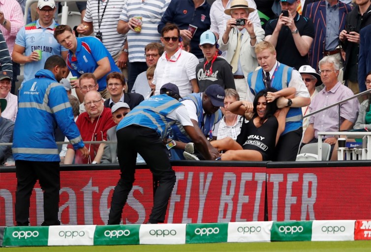 Engeland in extase na eerste wereldtitel cricket, streakster (en moeder van) haalt veld niet in historische finale