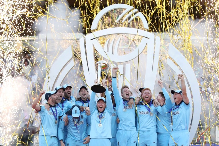 Engeland in extase na eerste wereldtitel cricket, streakster (en moeder van) haalt veld niet in historische finale