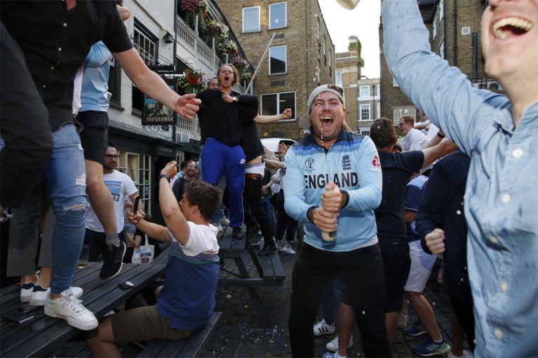 Engeland in extase na eerste wereldtitel cricket, streakster (en moeder van) haalt veld niet in historische finale