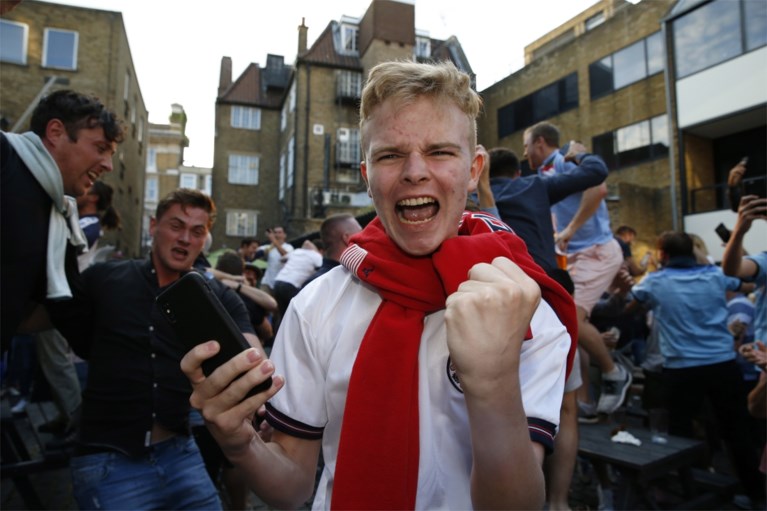 Engeland in extase na eerste wereldtitel cricket, streakster (en moeder van) haalt veld niet in historische finale