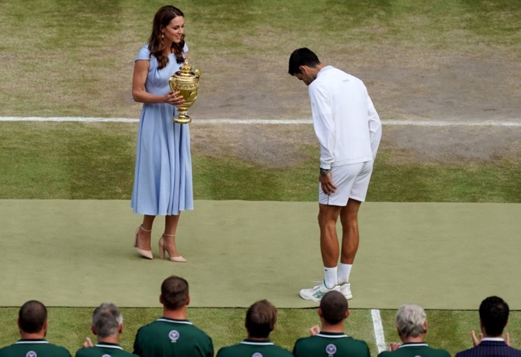 Novak Djokovic verlengt titel op Wimbledon na tiebreak en 12-12 (!) in vijfde set tegen Roger Federer: wat een finale...