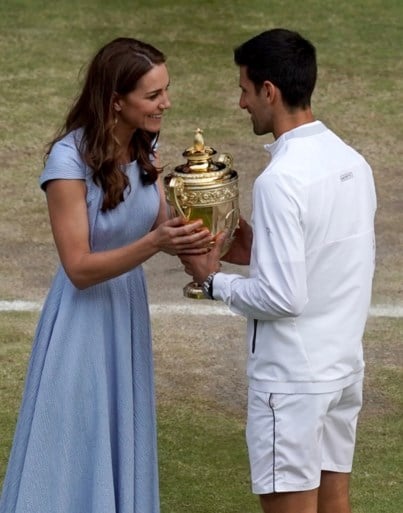Novak Djokovic verlengt titel op Wimbledon na tiebreak en 12-12 (!) in vijfde set tegen Roger Federer: wat een finale...
