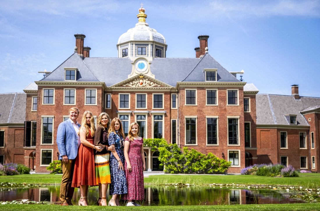 Nederlandse Koninklijke Familie Poseert Voor Zomerfoto’s Bij Nieuwe ...