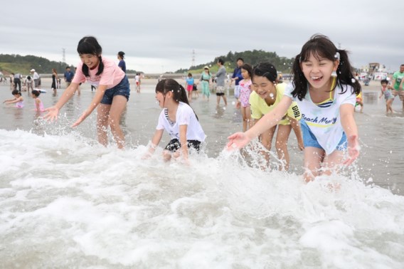 Strand bij Fukushima acht jaar na ramp opnieuw open