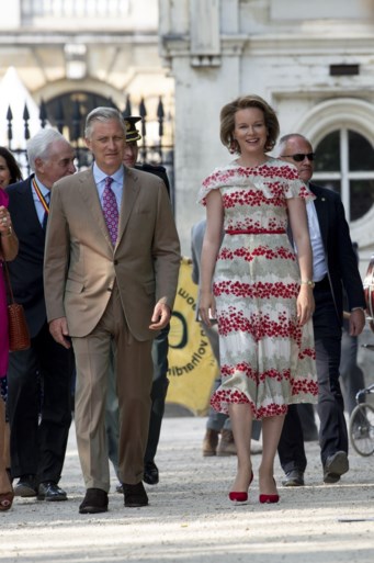 Prinses Elisabeth schittert in stiletto’s, koningin Mathilde met speciale hoed