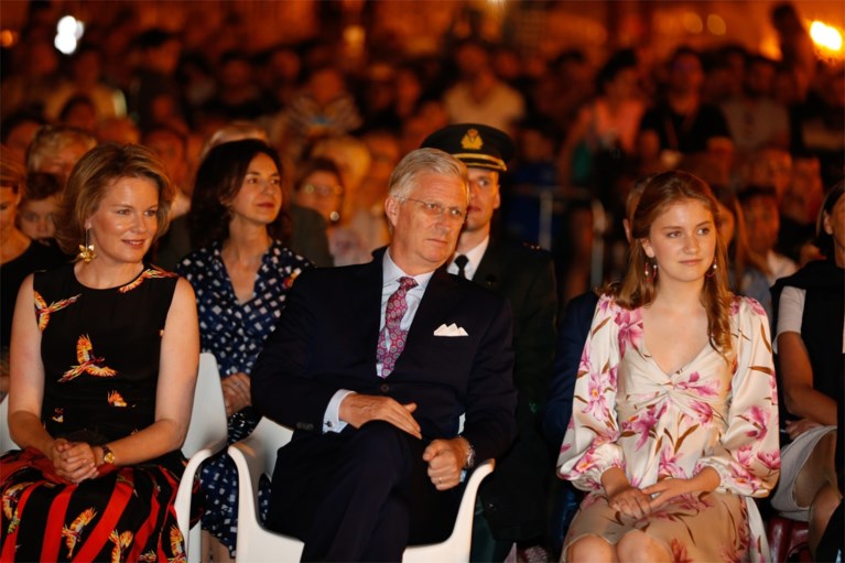 Prinses Elisabeth schittert in stiletto’s, koningin Mathilde met speciale hoed
