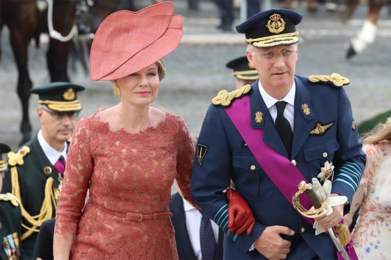 Prinses Elisabeth schittert in stiletto’s, koningin Mathilde met speciale hoed
