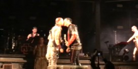 Leden Rammstein kussen op podium in Moskou
