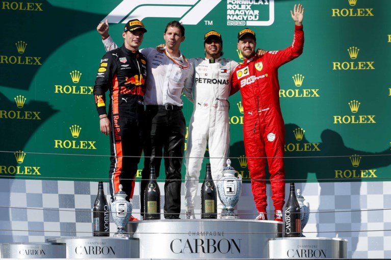 Lewis Hamilton wint Grote Prijs van Hongarije na titanenstrijd met Max Verstappen