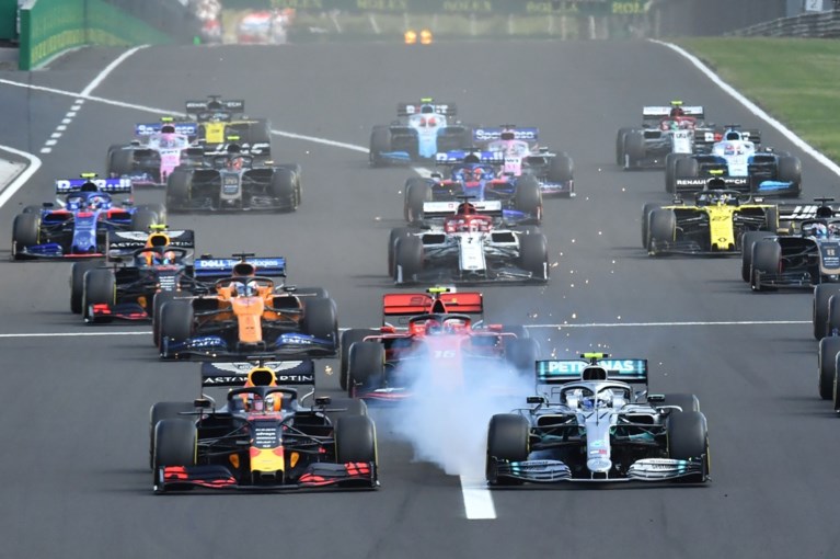 Lewis Hamilton wint Grote Prijs van Hongarije na titanenstrijd met Max Verstappen