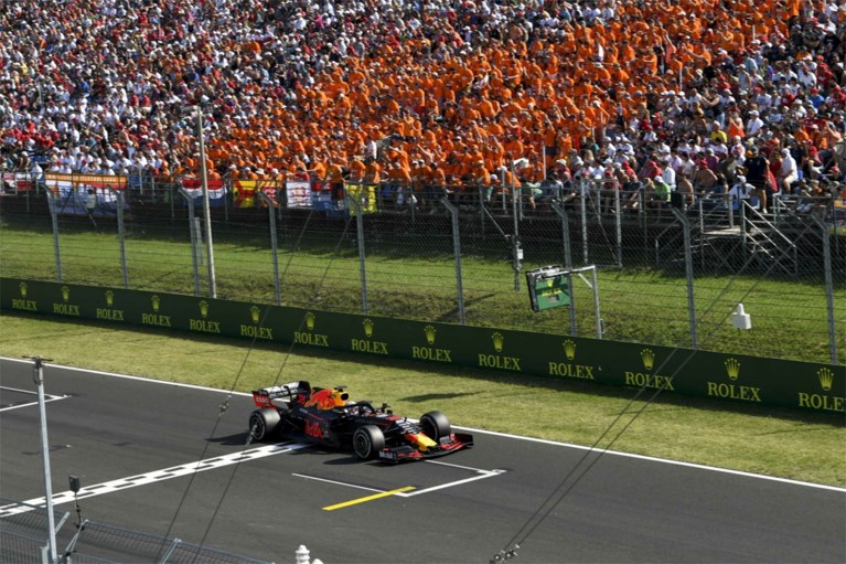 Lewis Hamilton wint Grote Prijs van Hongarije na titanenstrijd met Max Verstappen