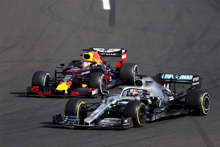 Lewis Hamilton wint Grote Prijs van Hongarije na titanenstrijd met Max Verstappen