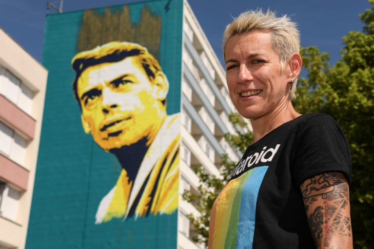 Reusachtig portret van Jacques Brel kijkt uit over Franse stad