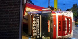 Vrachtwagen met 210 varkens gekanteld in centrum Koolskamp