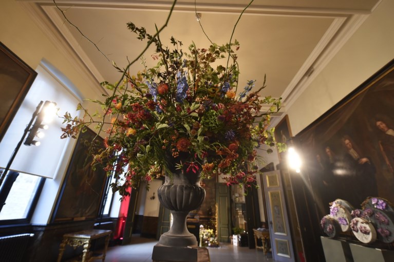 Brusselse stadhuis versierd met bloemen