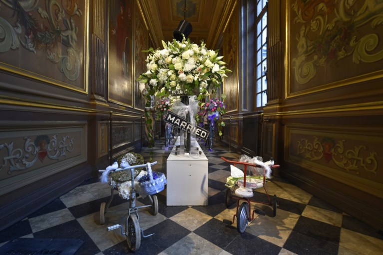 Brusselse stadhuis versierd met bloemen