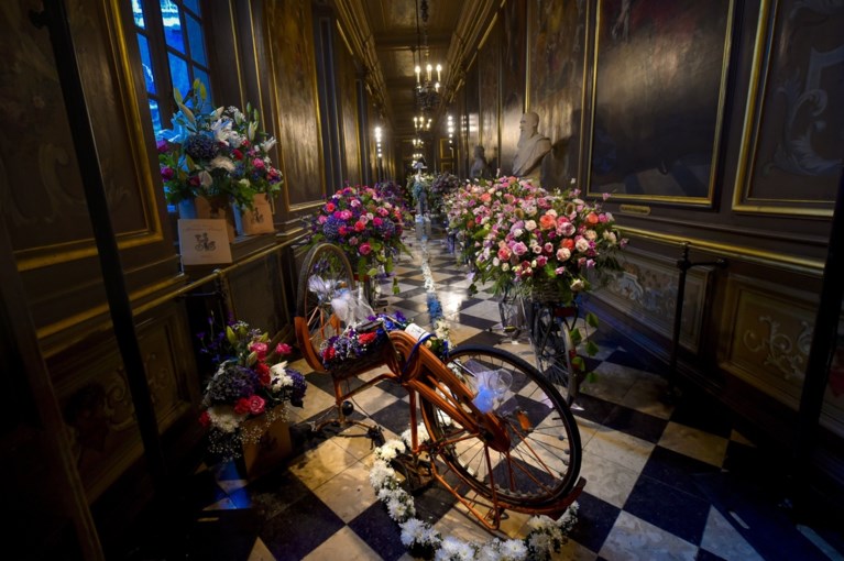Brusselse stadhuis versierd met bloemen