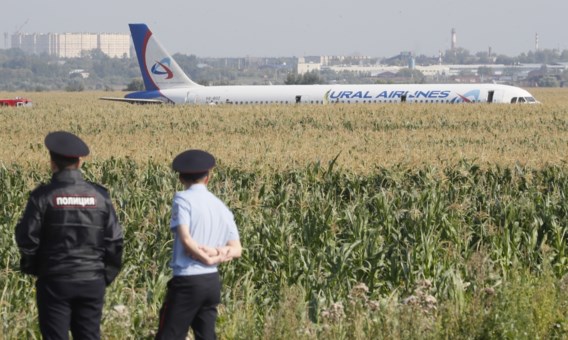 Russisch vliegtuig maakt noodlanding na botsing met zwerm vogels