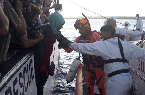 Negen migranten verlaten reddingsschip ‘Open Arms’ in Lampedusa