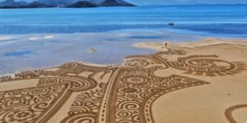Zandkunstwerken worden keer op keer weggespoeld