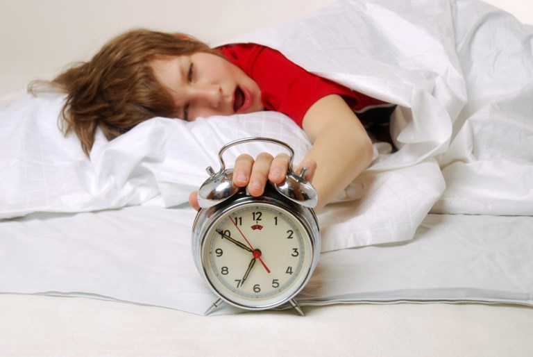 Wake up kids. Просыпающийся человек и будильник. Будильник для детей. Режим дня будильник просыпается. Энурез будильник.