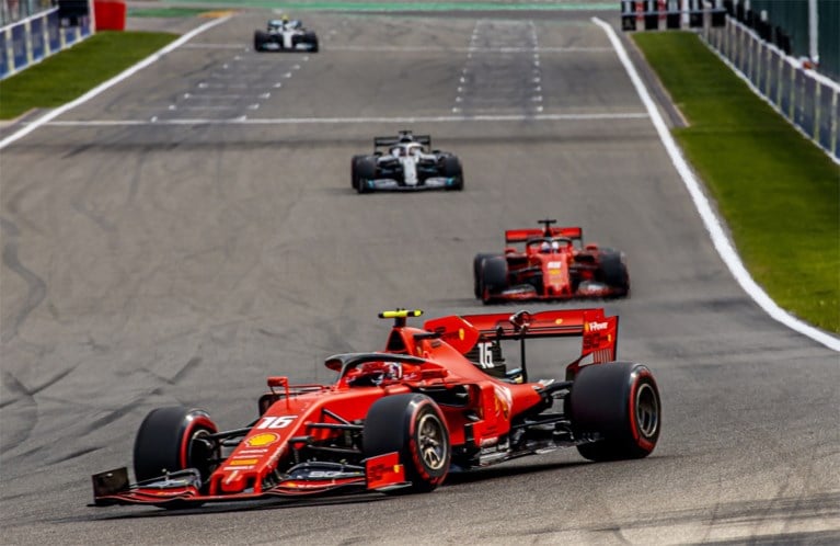 Charles Leclerc pakt allereerste Formule 1-zege in GP van België en draagt overwinning op aan overleden Anthoine Hubert