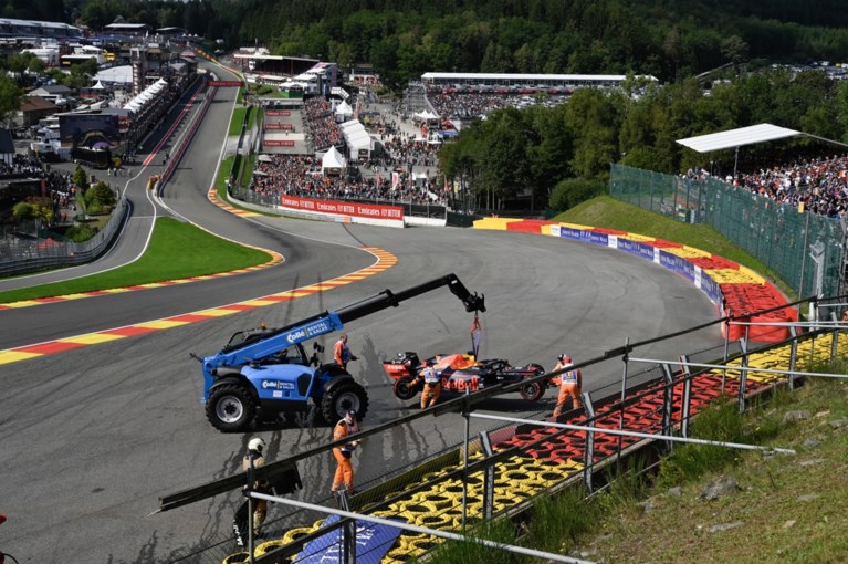 Charles Leclerc pakt allereerste Formule 1-zege in GP van België en draagt overwinning op aan overleden Anthoine Hubert