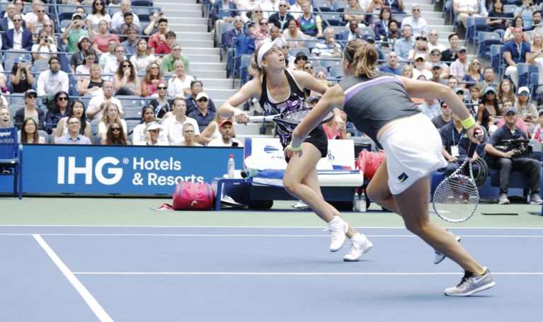 Elise Mertens pakt samen met Sabalenka dubbeltitel op US Open: “Dit is het hoogst mogelijke”