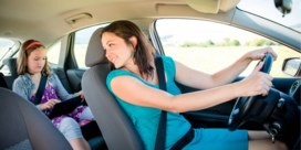 Touring waarschuwt: ‘Lach niet naar uw kinderen in de auto en zing niet achter het stuur’