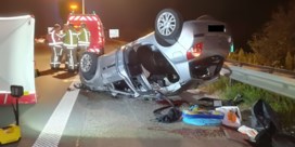 Auto met vijf Franse jongeren gaat over de kop op E17: één dode, vier gewonden