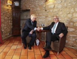 Juncker en Johnson proberen Brexitakkoord uit de brand te slepen