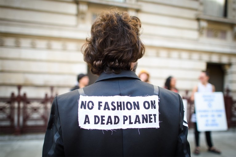Klimaatactivisten nemen modeweek in het vizier