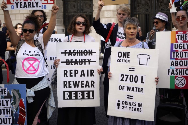 Klimaatactivisten nemen modeweek in het vizier