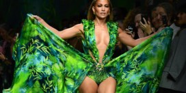 Versace laat iconische jurk niet zomaar kopiëren