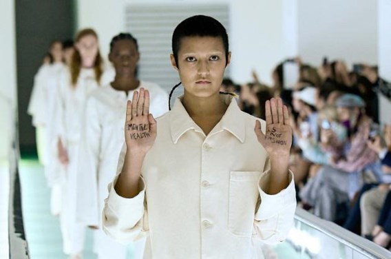 Model protesteert op catwalk tegen Gucci-show