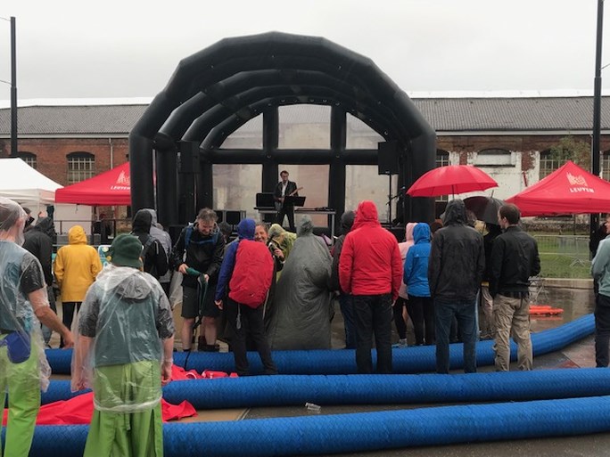 Daan geeft verrassingsconcert aan het slot van Refugee Walk in Leuven: ‘We kunnen meer vluchtelingen aan’