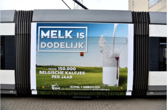 Trams rijden rond met opvallende campagne: ‘Melk is dodelijk’