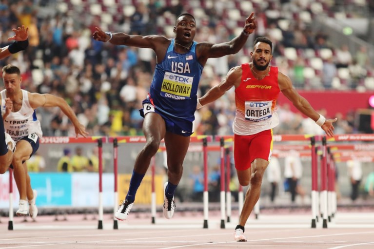 Britse Asher-Smith snelt op 200 meter naar goud op WK atletiek in onthoofde finale