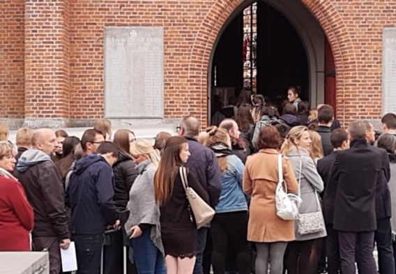 Bomvolle kerk voor afscheid van verongelukte studente: 'We voelen kwaadheid' 