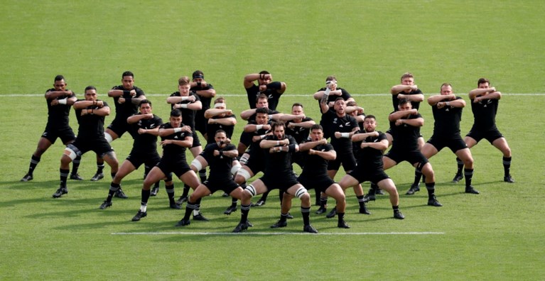 Nieuw-Zeeland overklast Namibië op WK rugby, Frankrijk naar kwartfinales