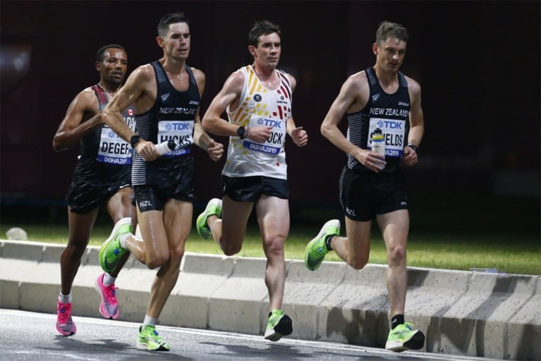Ethiopiër Lelisa Desisa wint loodzware marathon op WK atletiek, enige Belg Thomas De Bock wordt 42e: “Kreeg zelfs een bloedneus”