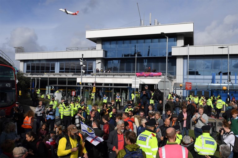 Klimaatactivist klimt op vliegtuig in Londense luchthaven