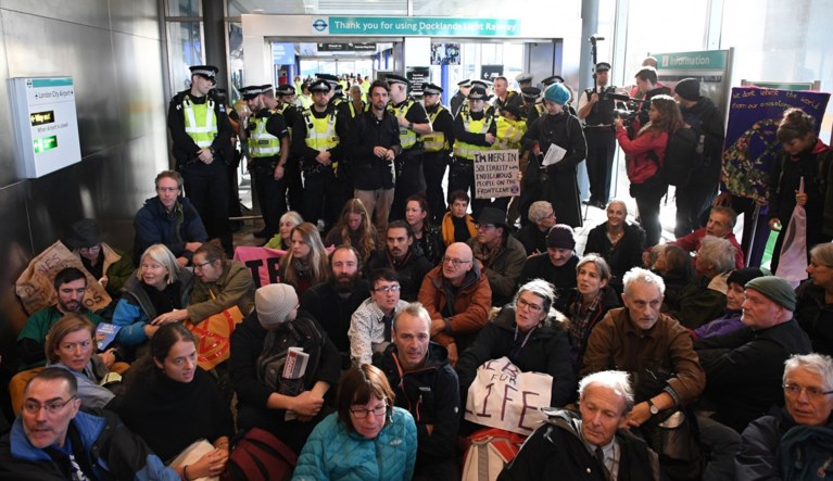 Klimaatactivist klimt op vliegtuig in Londense luchthaven