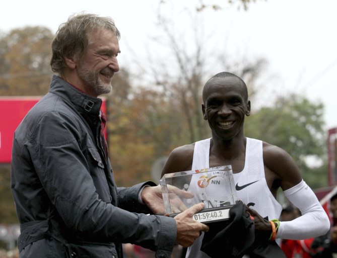 Kipchoge schrijft geschiedenis op de marathon: “Ik wil aantonen dat er voor niemand grenzen bestaan”