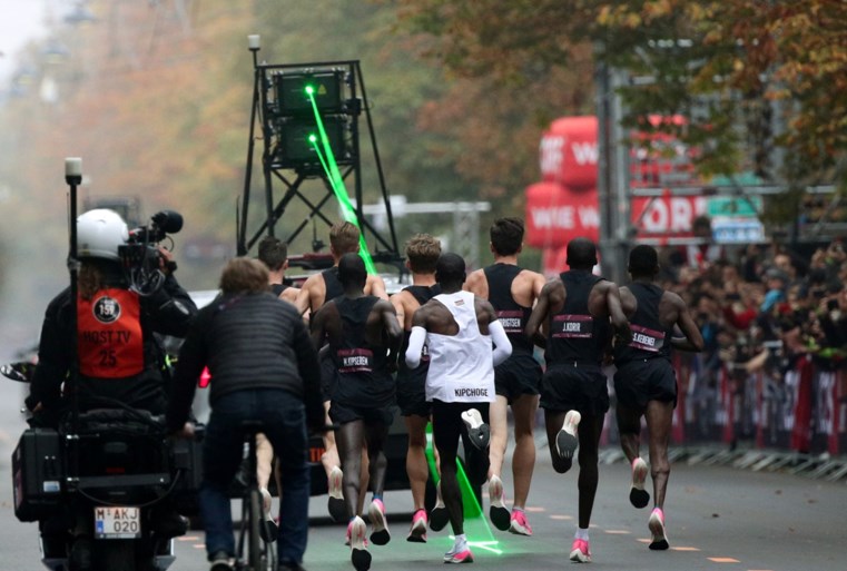 Herbeleef hier de magische recordpoging van Eliud Kipchoge, die als eerste een marathon liep in minder dan twee uur