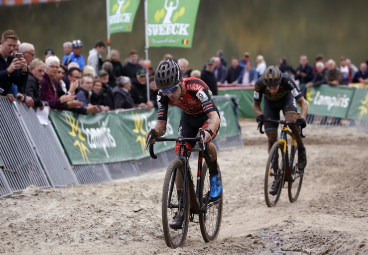 Eli Iserbyt blijft winnen en triomfeert nu ook in zware opener van de Superprestige in Gieten