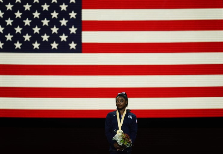 Simone Biles dikt medaillerecord nog wat aan en wint ook wereldtitels op balk en grond